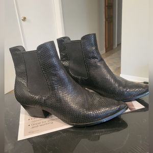 Steve Madden short black boot. Size 6.5. Pull on with elastic sides.